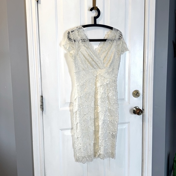 Elegant off-white lace stretch dress w/sequin & sparkle. - Picture 2 of 4